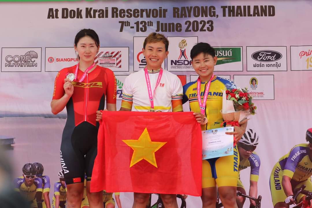 Pendayung Nguyen Thi Itu menggantikan pemanah Anh Nguyet untuk memegang bendera Vietnam pada pembukaan Olimpiade - Foto 1.